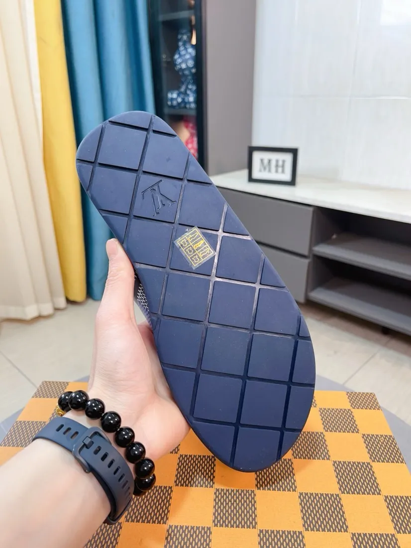 Men's shoes 💰380🌹🌹 (lv-Louis Vuitton) New men's slippers, high-end boutique, exquisite embossed logo decoration on the upper, fine workmanship, super soft soles, casual, loose and comfortable, a must-have in summer! \nsize：38-44